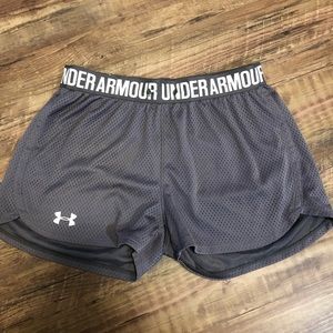 MEDIUM UNDER ARMOUR GREY WORKOUT SHORTS ACTIVE